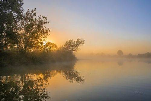 Рассвет на озере.