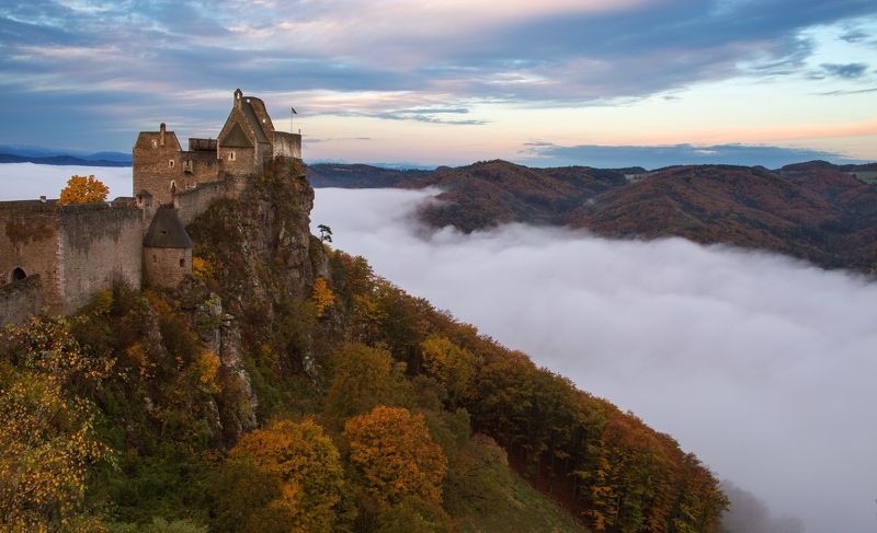 туман, крепость, замок, пейзаж, река, осень Замок и река в тумане фото превью