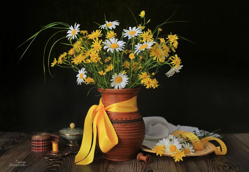 ваза, керамика, лента, букет, ножницы, катушка, салфетка, ромашки Рождение букета фото превью