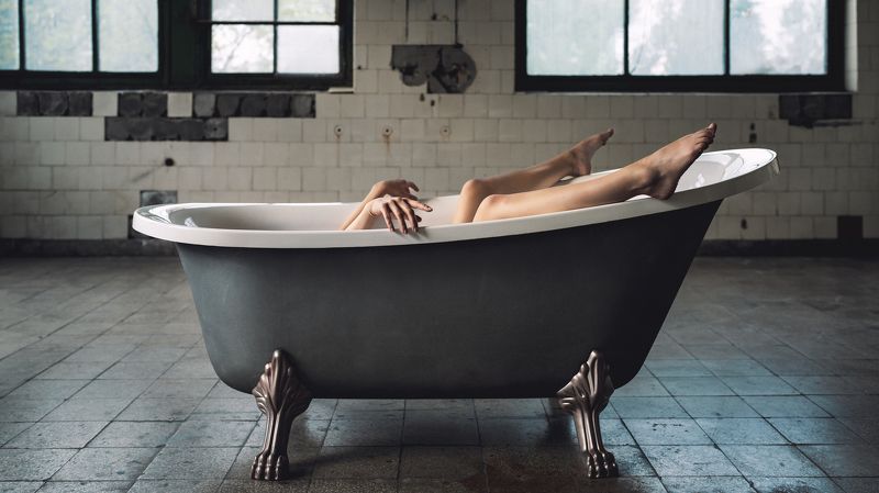 abandoned building, bath, creative, fantasy, femininity, hands, individuality, indoors, legs, lifestyles, lying down, one person, pair, pose, relaxation, side view, studio shot, two, windows, young woman The Art of Concealment фото превью