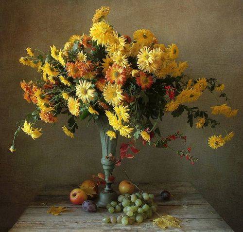 Цветы осенние цветут на радость нам