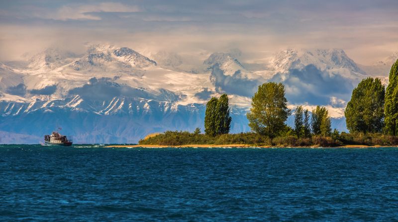 море, волны, пейзаж, вода, облака, тучи, горы Хребты безумия фото превью