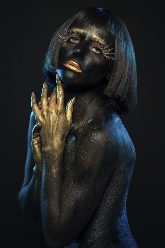 art, beauty, black and gold, blue, creative, dreaminess, elegance, female, femininity, grace, human face, individuality, indoors, light, looking at camera, makeup, one person, portrait, pose, shadow, side view, standing, studio shot, young woman Gilded Elegance фото превью