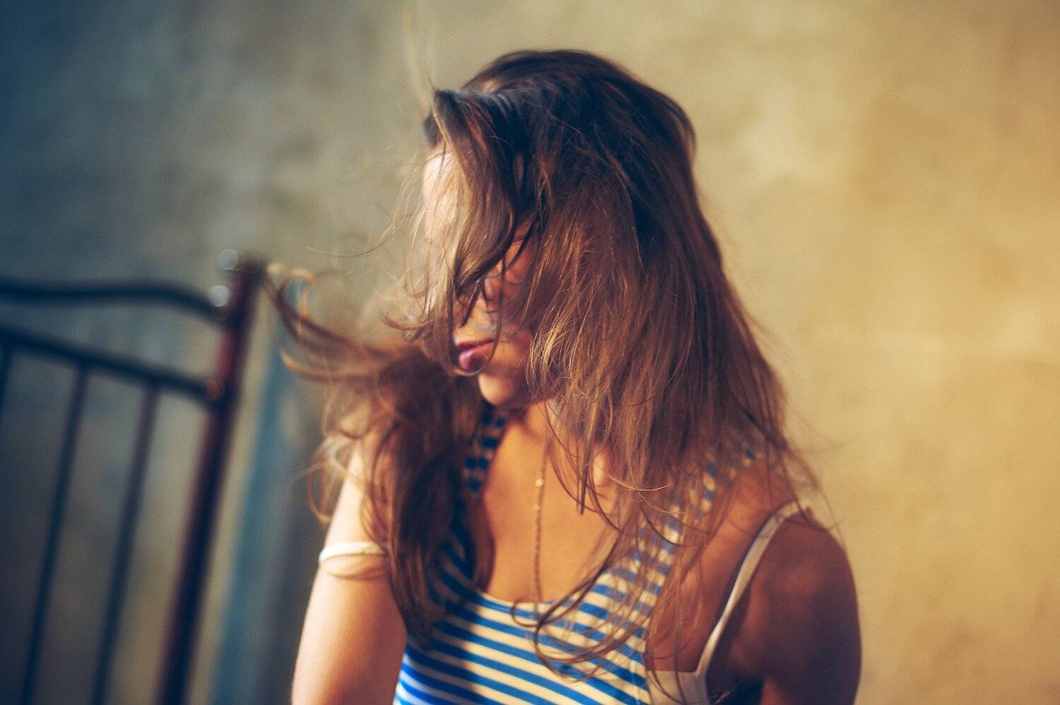 девушка, комната, волосы, кровать, тельняжка, Дмитрий