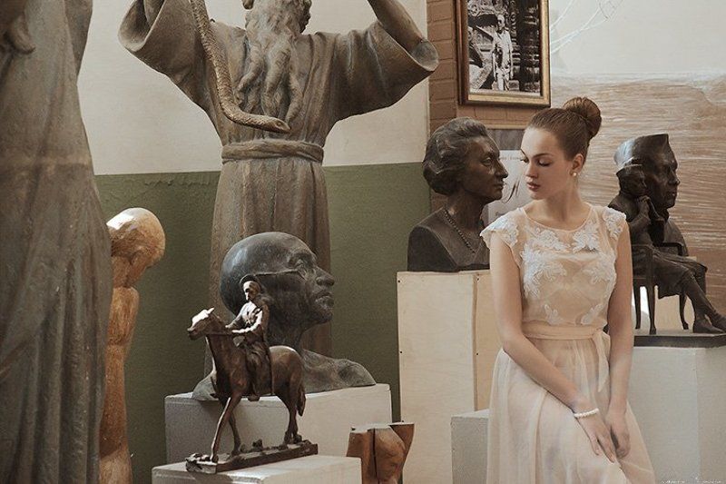 Portrait in the interior фото превью