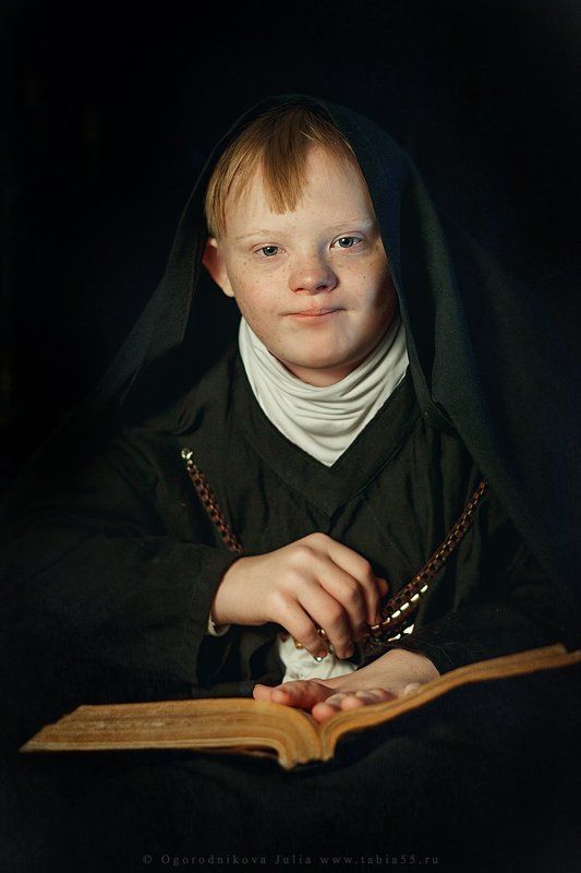 Портреты, созданные для выставки студийцев инклюзивного театра-студии фото превью