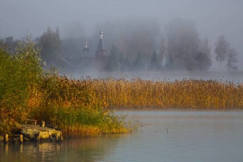 Церковь туманным утром
