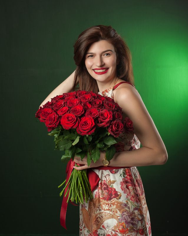 девушка с розами фото превью