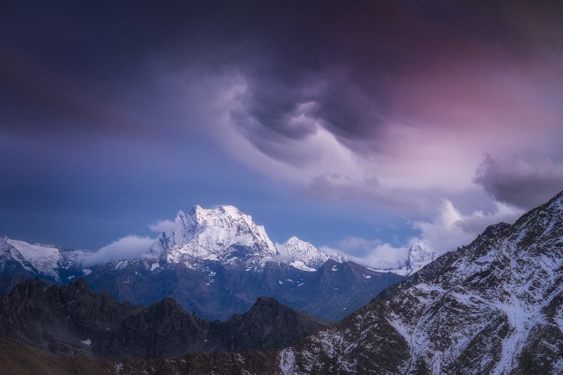 Сумерки над горой Домбай-Ульген фото превью