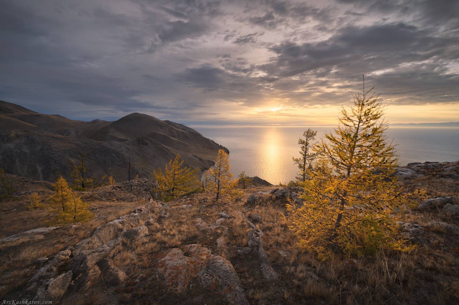 байкал, тажераны, ольхон, иркутская область, останцы, прибайкальский национальный парк, лиственница, золотая осень, Арсений Кашкаров