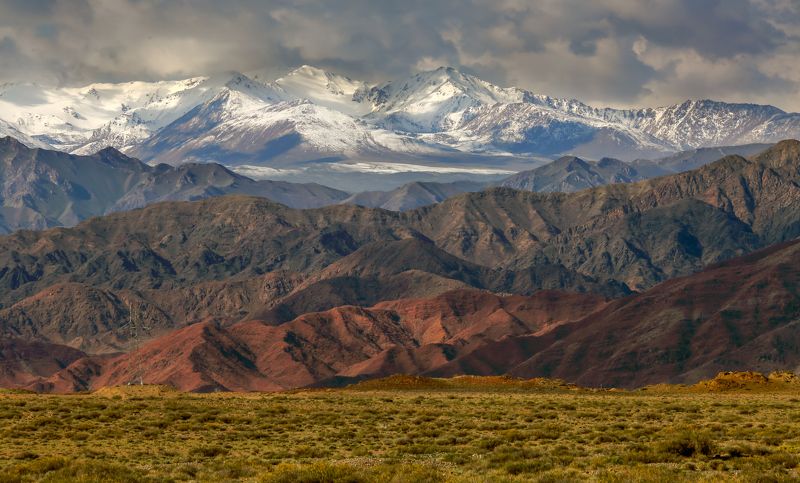 горы, скалы, снег, вершины, цвет, небо, тучи, пейзаж Цветные горы фото превью