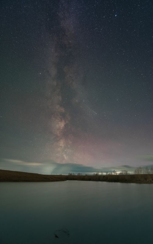Пейзаж с улетающей кометой у млечного пути фото превью