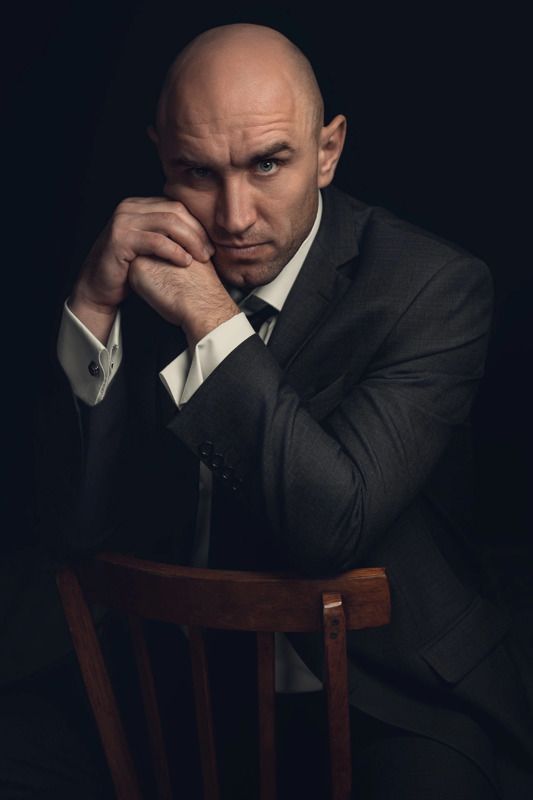 мужской портрет, глаза, взгляд, костюм Константин фото превью