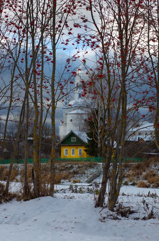 осень,зима, снег, дом, рябина, снег, церковь, храм Желтый домик. фото превью