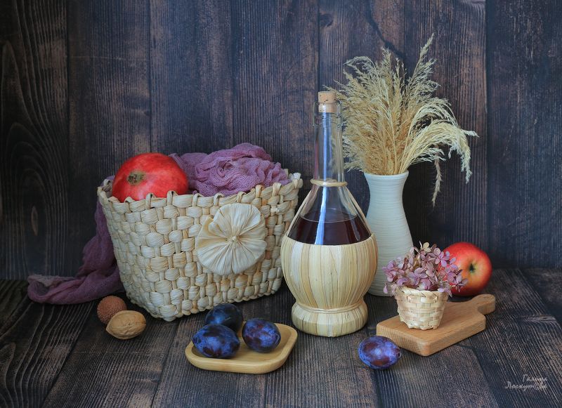 соломенная корзинка, сливы, гранат, яблоко, сухоцветы, разделочная доска Летом на даче фото превью