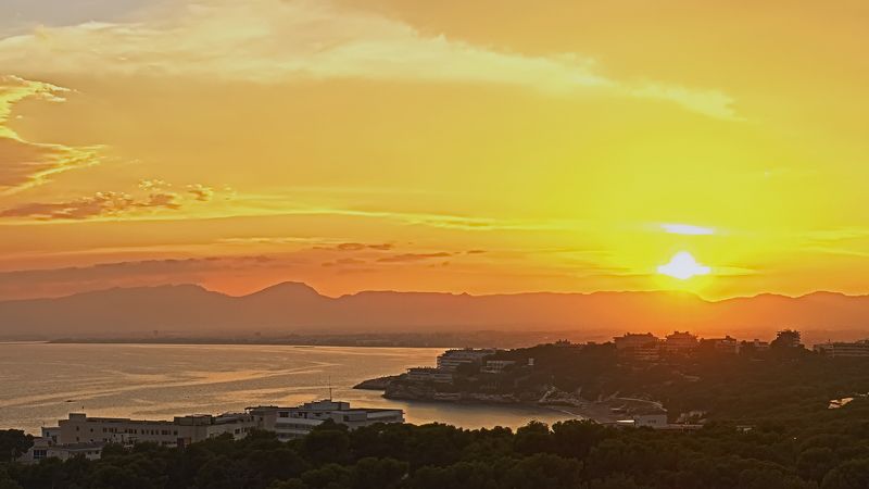 Золотой закат на Средиземном море фото превью