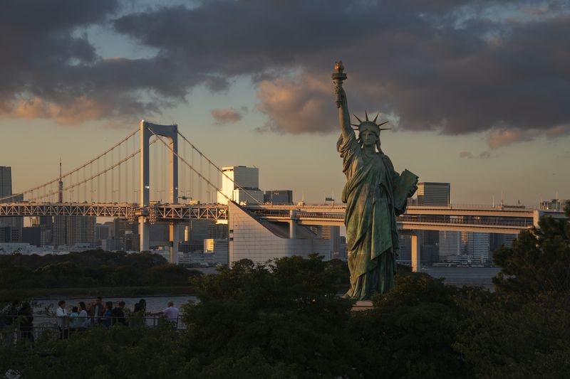 Остров Одайба, Радужный мост, гигантский робот Гандам и Статуя Свободы, Токио, Япония фото превью