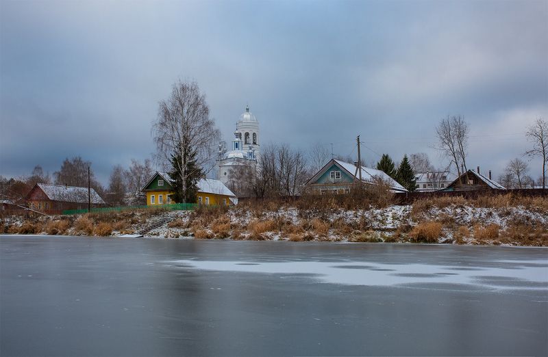 река, деревня, пежма, вельск, осень, снег, лед, храм, церковь Подернулась речка льдом фото превью