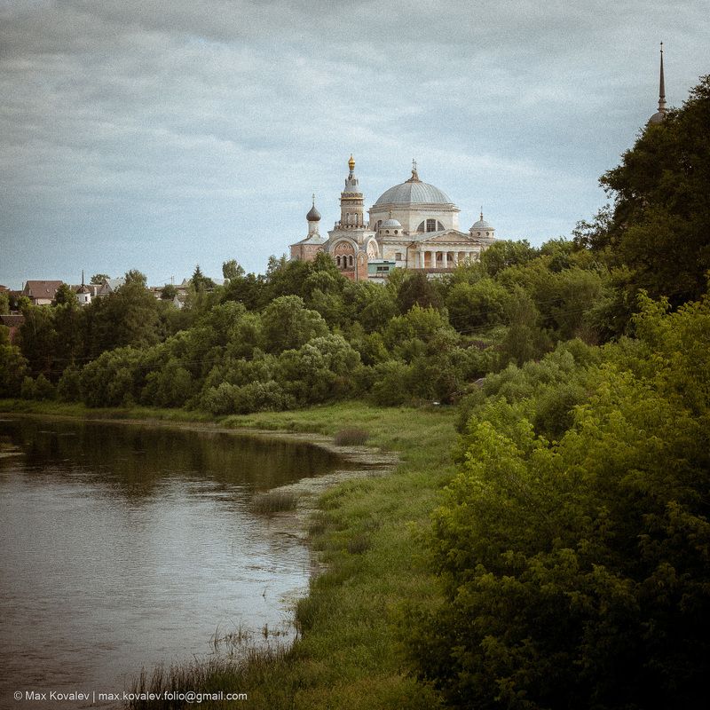 russia, torzhok, tver region, architecture, building, cathedral, church, monastery, temple, бориса и глеба в торжке собор, борисоглебский монастырь в торжке, борисоглебский собор в торжке, введения во храм пресвятой богородицы церковь, введенская церковь  Торжок. Вид на Борисоглебский монастырь. фото превью