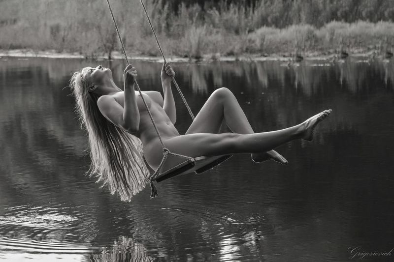 девушка. качели. красота. природа . обнаженная Качели фото превью