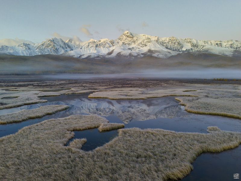 Полет в отражении гор фото превью