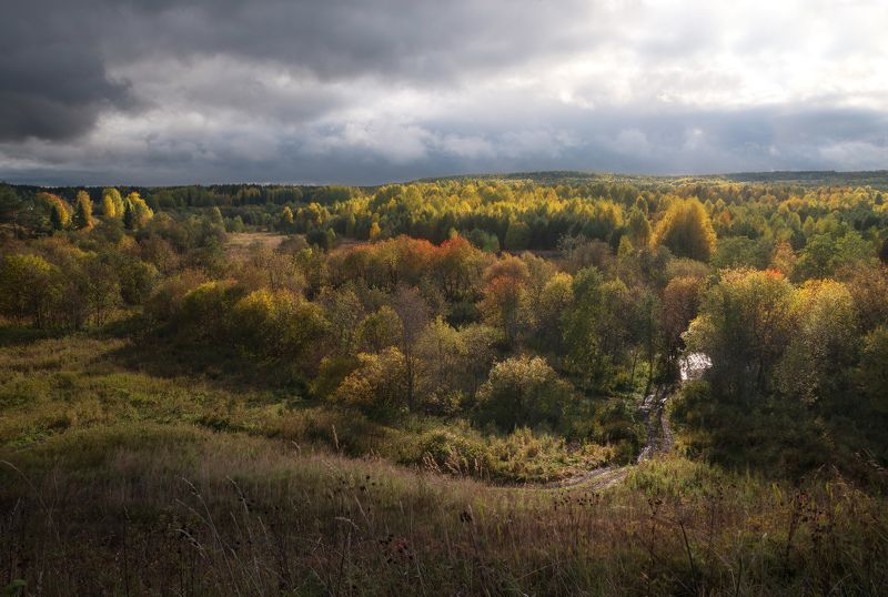 Луч света в пасмурный сентябрьский день фото превью