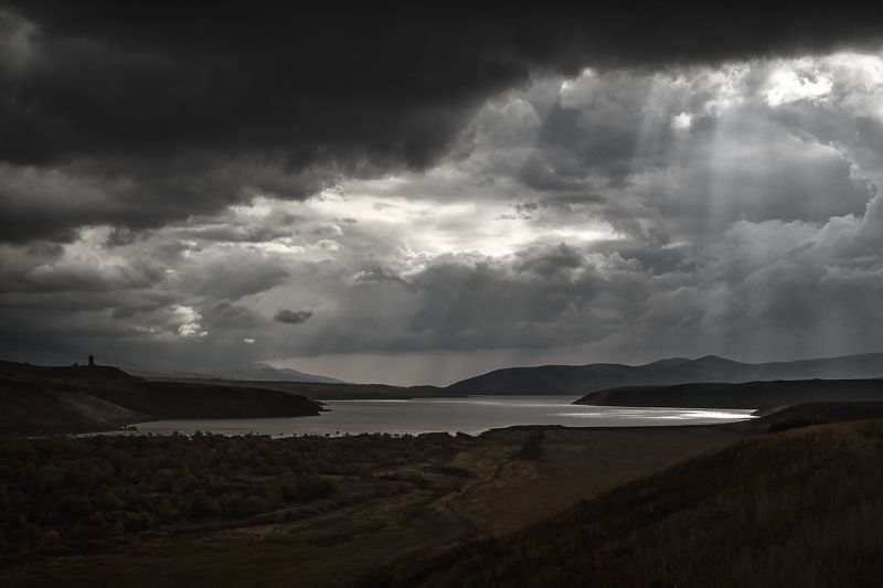 кавказ, горы, осень, армения, armenia, озеро, небо, тучи, циклон, облака, пасмурно Циклон над водохранилищем фото превью