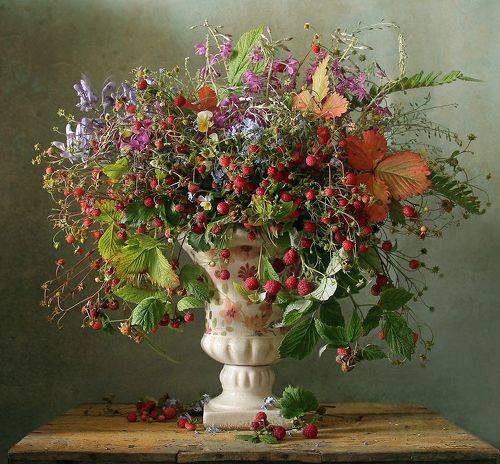 Пахнет лето земляникой спелой