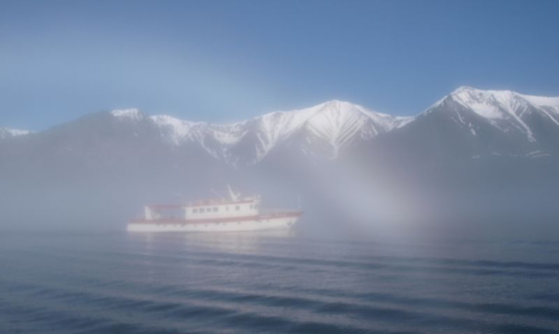 корабль, туман, горы, пейзаж, вода, озеро Корабль, горы и туман фото превью