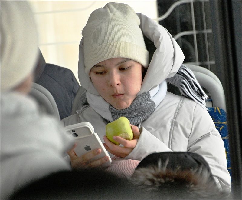 Девочка с Apple фото превью