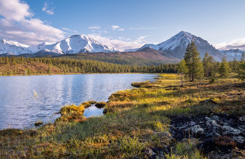 Якутия, Сунтар-Хаята, Кнорий, горы, озеро В октесностях озера Кнорий фото превью