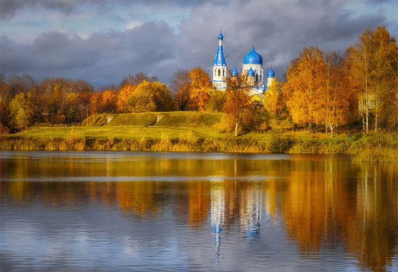 церковь деревья озеро Осенний свет. Гатчина. фото превью