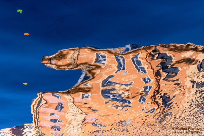 абстракция, акваабстракция, акваграфика, отражение на воде, парейдолия, отражения на канале грибоедова Собака лает, а караван идёт. Осенняя акваабстракция. фото превью