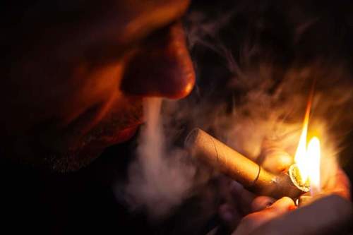 RÉQUIEM: LAS SOMBRAS INVISIBLES