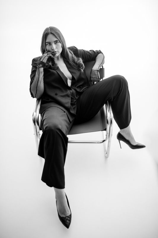 Девушка, шары, торт, праздник, день рождения, студия, чб Праздник фото превью