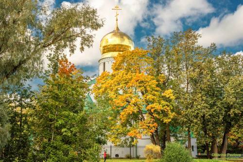 Золотая осень в Фермском парке. Собор Феодоровской иконы Божией Матери.