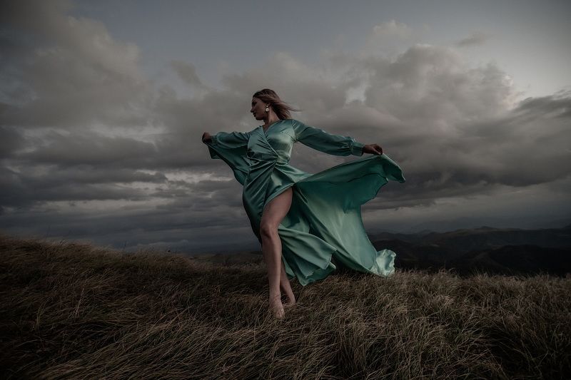 платье, ветер, закат, вечер, облака, пастель, небо, горы, тучи, долина, девушка, модель НАВСТРЕЧУ ВЕТРУ фото превью