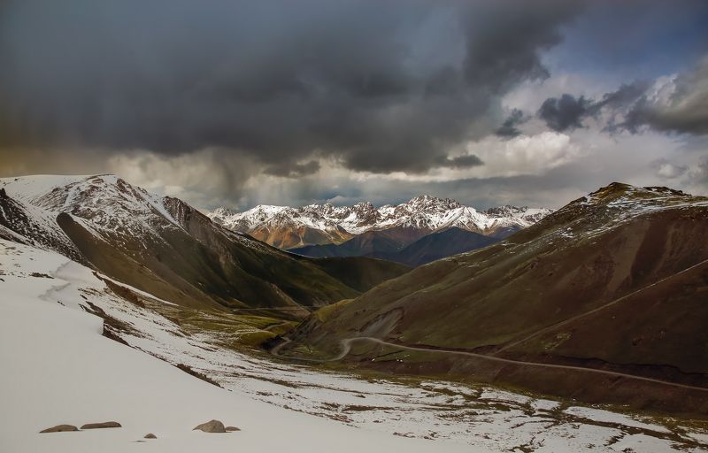 горы, дорога, снег, тучи, небо, вершины, скалы Дорога в горы фото превью