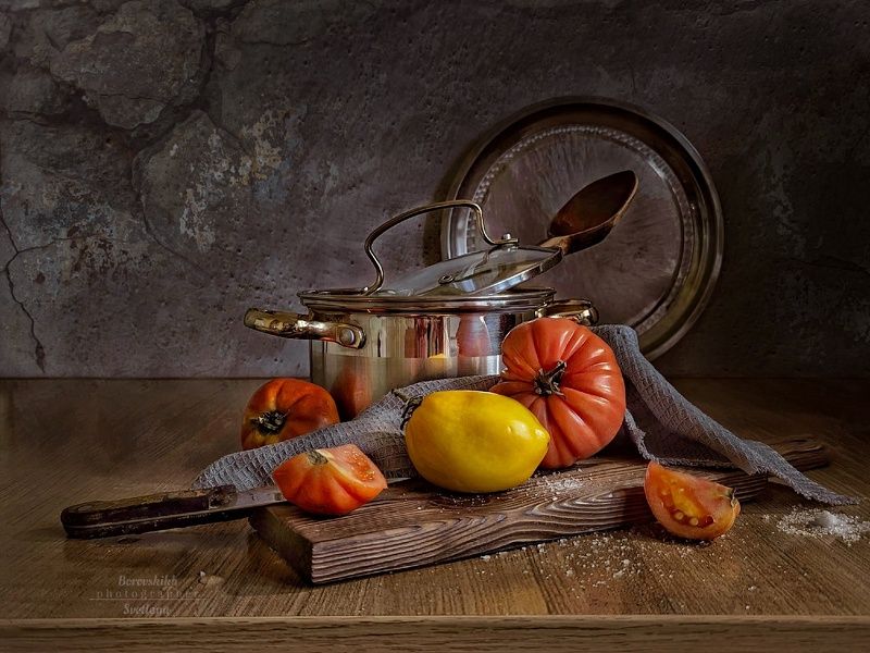 натюрморт, низкий ключ, darkphoto, кухонный натюрморт, овощи, кастрюля, металл, отражения фото на телефон Осень — время заготовок фото превью