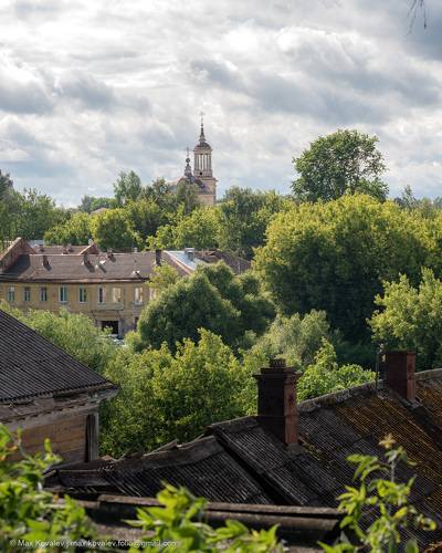 Старинные крыши Торжка и церковь Папы Климента I