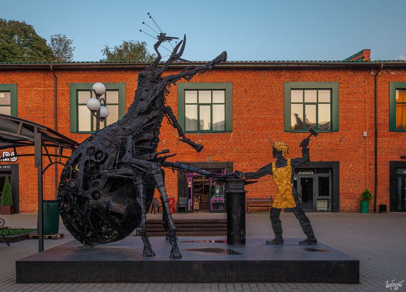 Памятник Укрощение Блохи. Тула. фото превью