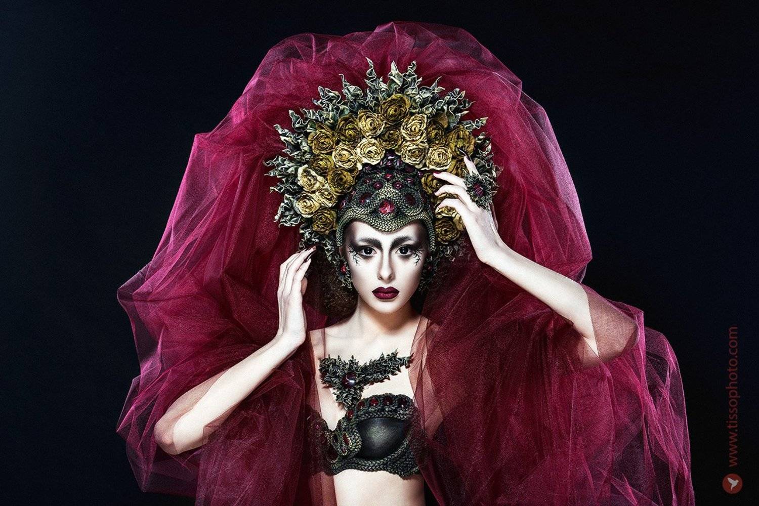 портрет, девушка, лицо, красота, украшения, камни, головной убор, корона, цветы, кольцо, руки, взгляд, ткань, студия, Сергей Тиссо