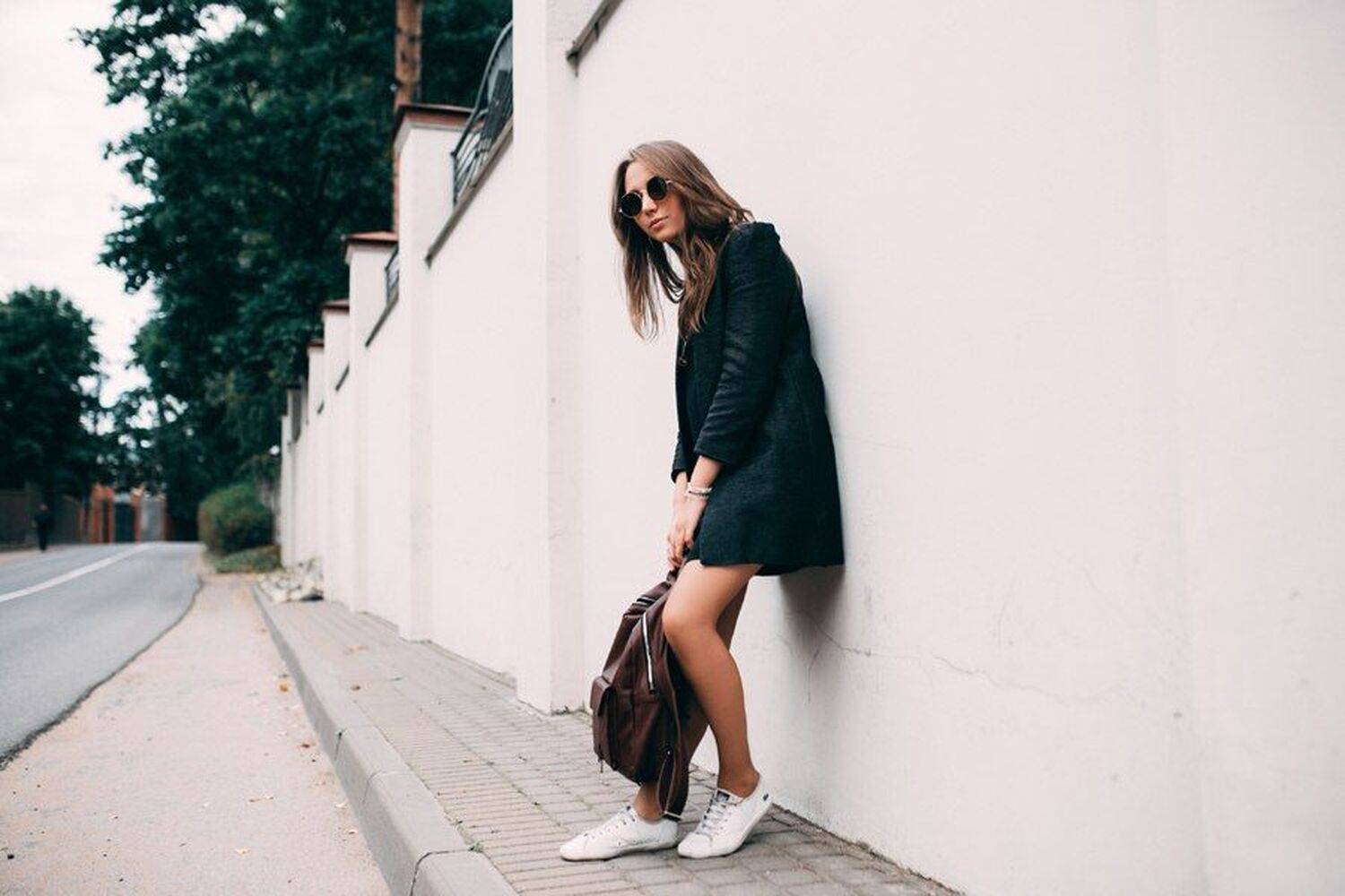 девушка, рюкзак, очки, стена, осень, Марина Елисеева