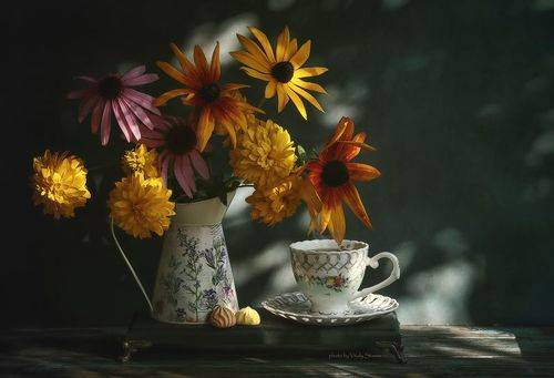 Цветы и чашка чая тёплым утром..