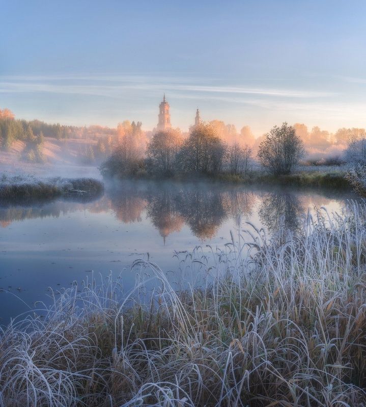 Морозное утро осеннего дня фото превью
