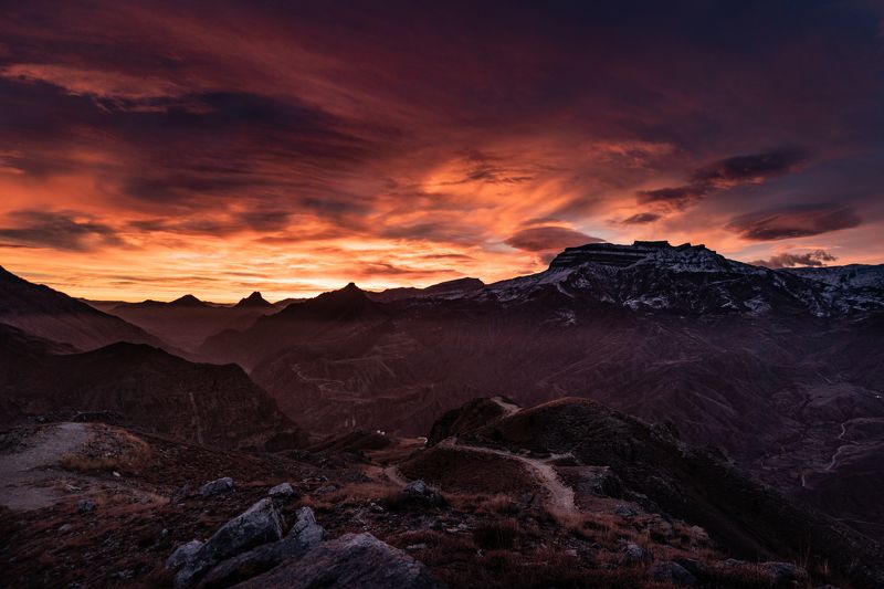 Россия, Дагестан, Хунзах, долина реки Аварское Койсу, гора Седло, рассвет Огненный рассвет в Дагестане фото превью