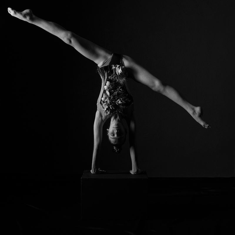 портрет, спорт, гимнастика , акробатика ,шпагат, стойка на руках, Равновесие фото превью