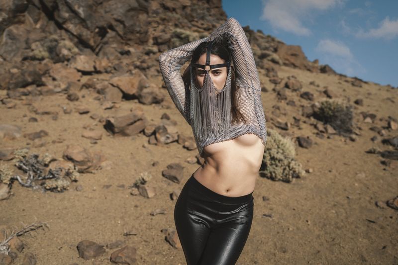 beauty in nature, desert, el teide, fashion, femininity, front view, golden hour, grace, human face, lifestyles, looking at camera, mask, one person, outdoors, portrait, pose, rocks, sand, seductive women, sensuality, skies, standing, stones, young woman Oriental Femme фото превью