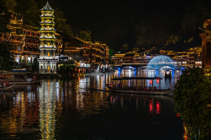 Китай, Фенхуан. Ночь. Красочный. река.  Ночные краски Фенхуана фото превью