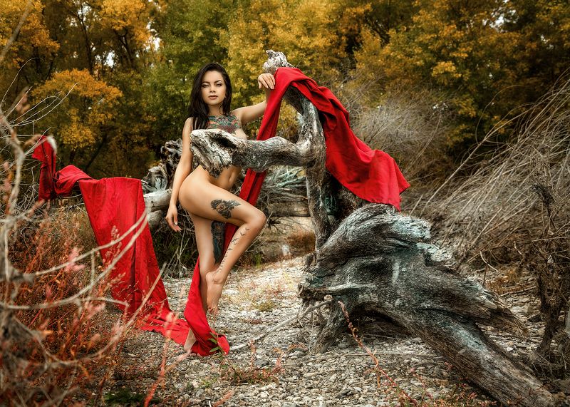 девушка с красным полотном Varga фото превью